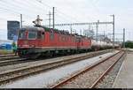 Containerzug mit Re 6/6 11670 (620 070-3)  Affoltern am Albis  und Re 4/4 II 11348 (420 348-5) SBB durchfährt den Bahnhof Pratteln (CH) in westlicher Richtung.