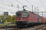 Re 10/10, mit den Loks 620 077-8 und 420 344-4, durchfährt den Bahnhof Pratteln.