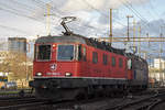 Re 10/10, mit den Loks 620 080-2 und 420 344-4 durchfährt den Bahnhof Pratteln.