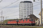 Re 10/10, mit den Loks 420 336-0 und 620 064-6, durchfährt den Bahnhof Pratteln.