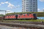 Re 10/10, mit den Loks 420 277-6 und 620 006-7, durchfährt den Bahnhof Pratteln.