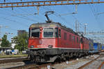 Re 10/10, mit den Loks 620 071-1 und 420 348-5, durchfährt den Bahnhof Pratteln.