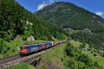 Re 420 347 und eine Re 620 mit einem KLV am 16.07.2016 bei Wassen.