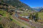 Re 6/6 11684 und eine Re 420 mit einem KLV am 05.11.2015 bei Wassen.