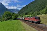 Re 4/4 11336 und eine Re 620 mit einem KLV am 16.07.2016 bei Erstfeld.