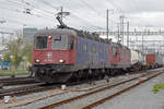 Re 10/10, mit den Loks 620 068-7 und 420 325-3, durchfährt den Bahnhof Pratteln.