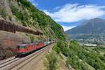 Re 420 339 und eine Re 620 mit einem KLV am 13.06.2017 bei Brigerbad.