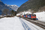 Re 420 347 und eine Re 620 mit einem KLV am 11.02.2015 bei Erstfeld.