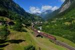 Re 620 025 und eine Re 420 mit einem KLV am 16.07.2016 bei Gurtnellen.