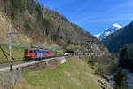 Re 420 344 und eine Re 620 mit einem KLV am 10.04.2015 bei Gurtnellen.