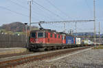 Re 10/10, mit den Loks 420 325-3 und 620 082-8, durchfährt den Bahnhof Gelterkinden.