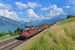 Re 420 341 und eine Re 620 mit einem Containerzug am 24.06.2016 bei Einigen.