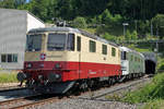 Die bunteste Re 10/10 der Schweiz.
RADVE Re 620 003-4 und TR Trans Rail Re 421 393 bei einem Kreuzungshalt vor dem Hauenstein-Tunnelportal Nordseite in Läufelfingen am 8. Juli 2020.
Fotostandort Perron, Bildausschnitt Fotoshop.
Foto: Walter Ruetsch