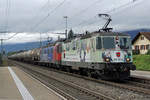 Re 420 mit Werbeanstrich von SBB CARGO NATIONAL.
Re 420 257-8 und Re 620 074  Murgenthal  als Re 10 vor einem langen Kesselwagenzug bei Deitingen am 6. Oktober 2020.
Foto: Walter Ruetsch