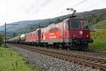 Re 420 mit Werbeanstrich von SBB CARGO NATIONAL.
Re 420 345-1 und Re 6/6 11680  Möhlin  als Re 10 vor einem langen Kesselwagenzug bei Cressier am 9. Oktober 2020.
Foto: Walter Ruetsch