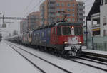 Re 10 bestehend aus der Re 62 035  Muttenz  und der Re 420 346 mit dem Schweröler 48666 ab Cornaux anlässlich der Bahnhofsdurchfahrt Solothurn-Allmend vom 12.