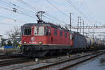 Doppeltraktion, mit den Loks 420 322-0 und 620 075-2 durchfährt den Bahnhof Pratteln.