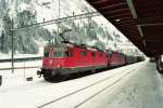 Die Re 4/4 II 11272 und die Prototyp-Re 6/6 11602  Morges  warten in Gschenen im Februar 2005 mit einem Gterzug die berholung des Schnellzugs ab.