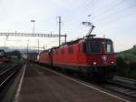 Die Re 4/4 II 11179 und Re 6/6 11615 schleichen mit einem Containerzug durch Immensee am 1.10.2007