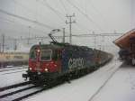 Re 10/10 mit GZ bei der Durchfahrt im verschneiten Gschenen am 22.01.2008