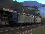 Eine Re 10/10 am 02.11.2007 bei der Durchfahrt in Faido mit einem Containerzug.