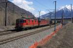 Re 4/4 II 11332 und Re 6/6 11628 am 29.3.08 mit einem Containerzug zwischen Brig und Visp.