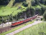 Eine Re 14/20 (1.te Re 6/6 auf Steuerwagen geschaltet) rollt mit einem Leer-Autozug dem Tal entgegen.