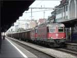 Eine Re 10/10 fhrt am 04.08.08 mit einem Gterzug durch den Bahnhof von Thun.