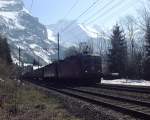 Eine Re 4/4 und eine Re6/6 ziehen einen Gterzug durch die Ausweiche Felsenburg auf den Weg nach Basel.