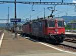 SBB-Cargo: Die Re 420 169 und die Re 6/6 11628  Konolfingen  durchfahren mit einem Gterzug den Bahnhof Rotkreuz, am 20.5.09. 