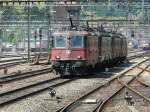 SBB - Lokzug mit der Re 4/4 11251 an der Spitze vor einer noch Grnen Re 6/6 und einer weitereren Re 6/6 und Re 4/4 bei der Durchfahrt im Bahnhofsareal von Arth-Goldau am 23.05.2009 