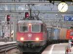 SBB - Re 4/4 11333 + Re 6/6 vor Gterzug bei der durchfahrt in den Personenbahnhof von Olten am 08.04.2009