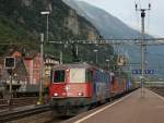 Die Re 420 160 gekuppelt als Re 10/10 am 02.07.2009 bei der Einfahrt in Erstfeld mit einem Containerzug.