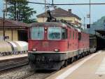 SBB - Re 4/4 11356 + Re 6/6  vor Gterzug bei der durchfahrt im Bahnhof von Bellinzona am 13.05.2009