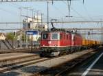 SBB - Re 4/4 11270 + Re 6/6 vor Gterzug bei der Durchfahrt im Bahnhof Wohlen am 22.04.2010