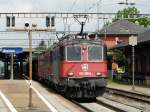 SBB - Re 10/10 mit der 420 169-5 und Re 6/6 vor einem Gterzuges bei der Durchfahrt im Bahnhof Wohlen am 29.05.2010