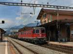 Die Re 6/6 11667 und eine Re 4/4 am 29.06.2009 mit einem Kesselwagenzug bei der Durchfahrt in Bex.