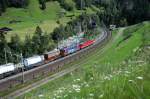 Eine unbekannte SBB Re 6/6 (Re 620) und SBB Cargo Re 4/4 II (Re 420/421) oder III (Re 430) mit Containerzug auf der Fahrt in Richtung St. Gotthard kurz vor der Einfahrt in den Wattinger Tunnel (16.08.09).