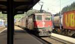 Die Re 4/4 11233 erreicht mit einer Re 6/6 und der Ae 610 519-1  Giubiasco  im Schlepp den Bahnhof Airolo. Auch auf der Schiene gab es zu dem Zeitpunkt Stau, jedoch nur fr 5 Minuten. Im Tunnel fanden Messfahrten statt, welche auf einem Abschnitt nur einen Einspurbetrieb zuliessen. Bei der Ae 610-Befrderung drfte es sich um eine reine berfuhr ins Einsatzgebiet im Norden handeln. Wahrscheinlich hatte die Lok gerade ein Besuch im IW Bellinzona.