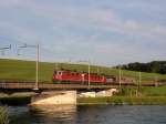 Re 10/10 mit Ae 6/6 im Schlepp und GZ zwischen Oberrti und Rotkreuz auf der Reussbrcke am 15.07.2011