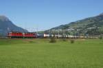 Re 4/4 III11350 und Re 6/6 11677 ziehen am 10.9.11 einen Containerzug von Steinen Richtung Schwyz.