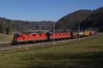 Re 4/4 II 11328 und Re 6/6 11664 ziehen am 10.3.12 einen langen Containerzug von Wynigen Richtung Burgdorf.