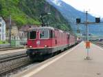 SBB - Re 4/4 11332 und Re 6/6 11667 mit Gterzug bei der durchfahrt im Bahnhof von Erstfeld am  08.05.2012