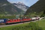 Re 4/4 II 11332 und Re 6/6 11667 befinden sich am 10.5.12 mit einem Containerzug oberhalb von Erstfeld.