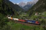 Re 620 075-5 und Re 4/4 II 11343 ziehen am 10.5.12 einen Containerzug von Intschi Richtung Gurtnellen.