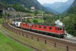 Eine Re 10/10 mit einem Gterzug am 26.08.2009 unterwegs bei Wassen.