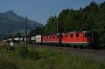 Re 4/4 II 11329 und Re 6/6 11679 befinden sich am 30.6.12 mit einem Containerzug in Mlenen.