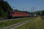 Re 6/6 11671 und Re 4/4 III 11358 ziehen am 30.6.12 einen Containerzug von Spiez Richtung Ltschberg-Basistunnel, hier bei Mlenen.