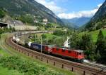 Re 10/10 mit einem Containerzug am 30.08.2011 unterwegs bei Wassen.