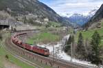 Re 4/4 + Re 6/6 mit Kieszug am 25.04.2012 bei Wassen